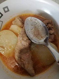 Una foto de Bisteck con papas en salsa de tomate