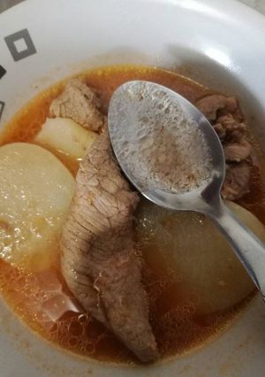 Una foto de Bisteck con papas en salsa de tomate