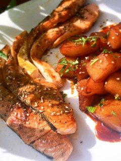 Una foto de Salmon con reducción de salsa de Soja y guarnición de patata