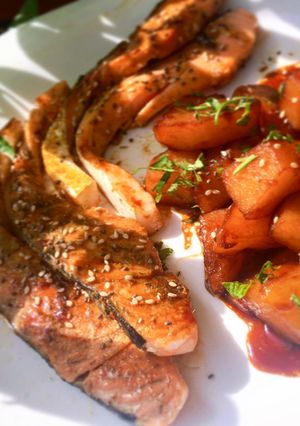 Una foto de Salmon con reducción de salsa de Soja y guarnición de patata