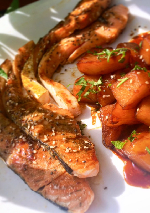 Una foto de Salmon con reducción de salsa de Soja y guarnición de patata