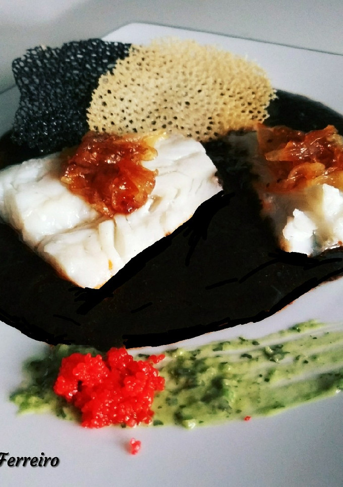 Una foto de Bacalao en tinta de calamar y crujiente de pescado