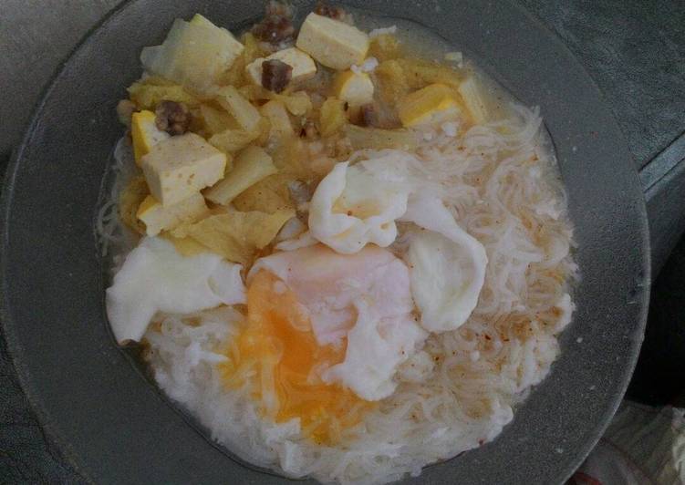 Bihun Kuah Spesial Telur Setengah Matang