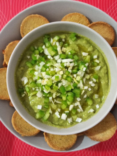 Una foto de Guacamole con nachos de harina de garbanzos