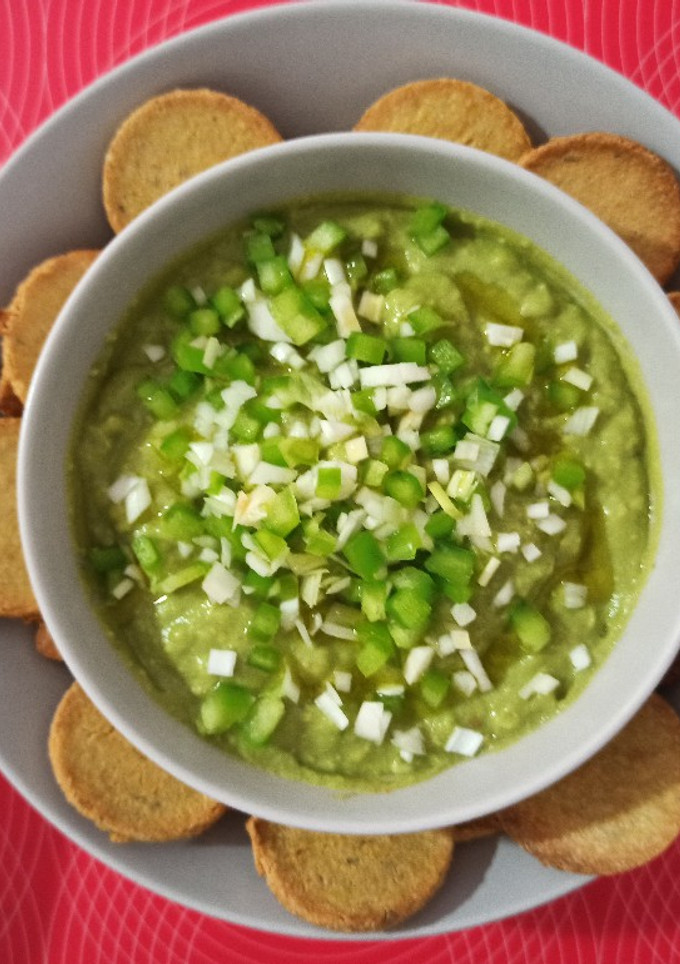 Una foto de Guacamole con nachos de harina de garbanzos