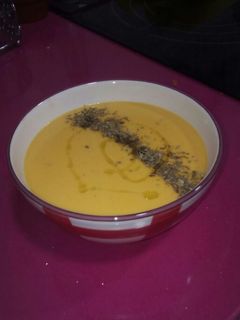 Una foto de Crema de calabaza con queso tierno de cabra