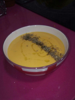 Una foto de Crema de calabaza con queso tierno de cabra