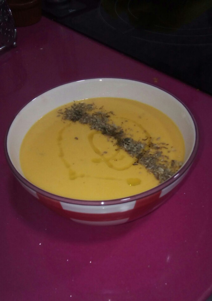 Una foto de Crema de calabaza con queso tierno de cabra