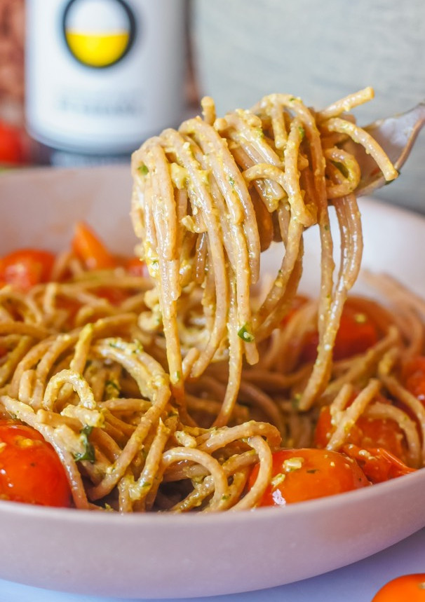 Una foto de Espaguetis integrales con pesto y cherrys