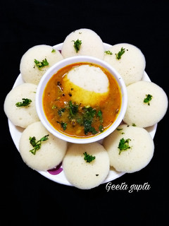रवा इडली इंस्टेंट सांबर (rava Idli,Instant sambar recipe in hindi) रेसिपी मुख्य फोटो