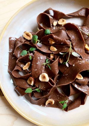 Foto di Pappardelle al cacao con nocciole e timo