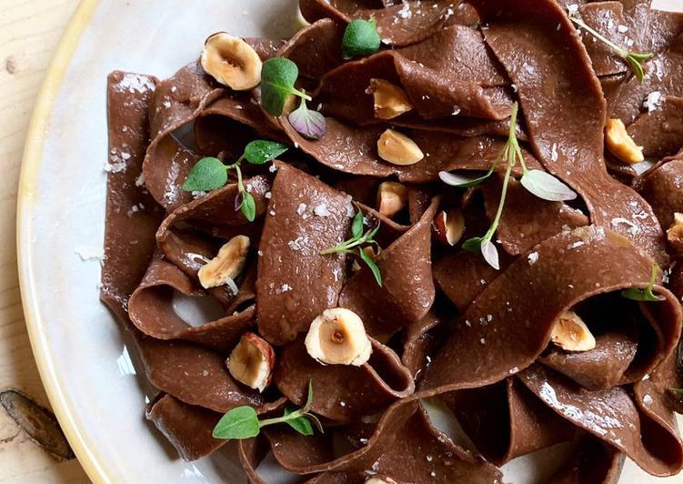 Pappardelle al cacao con nocciole e timo