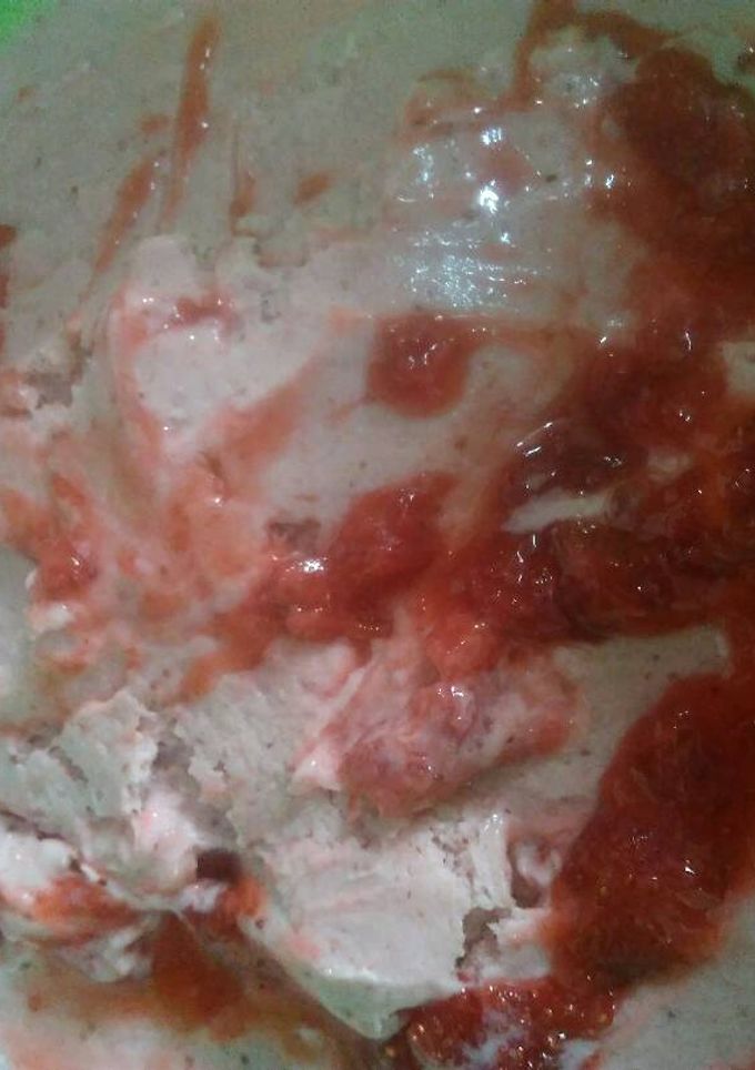 Una foto de Helado de frutilla fácil con solo tres ingredientes