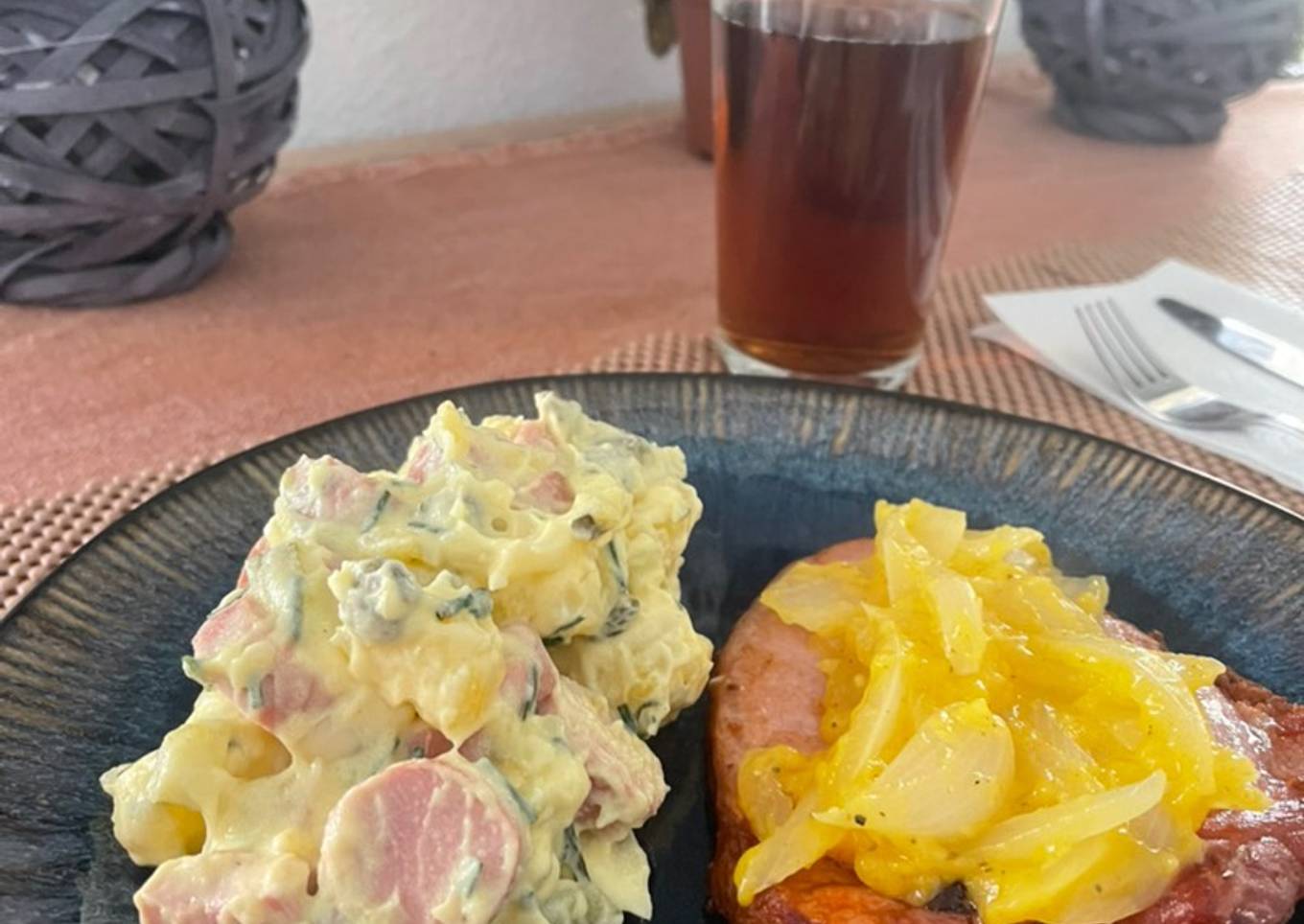 Chuleta a la naranja con ensalada Alemana