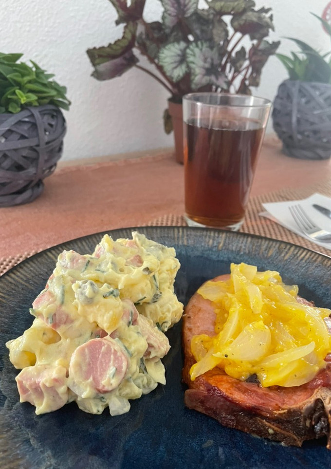 Una foto de Chuleta a la naranja con ensalada Alemana
