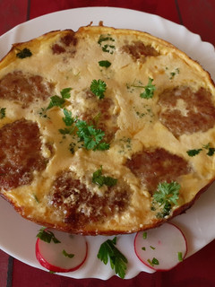 Tojásos-sajtos krumpliba ágyazott fasírt recept fotója