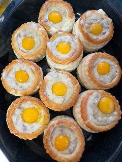 Una foto de Volovanes de champiñones con huevo de codorniz