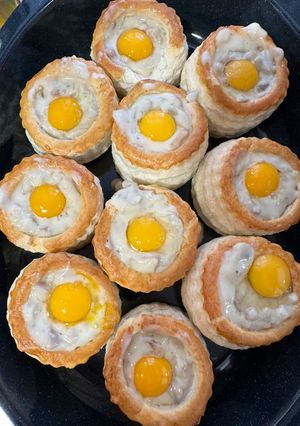 Una foto de Volovanes de champiñones con huevo de codorniz