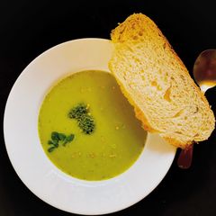 A picture of Broccoli, Peas & Mint Soup.
