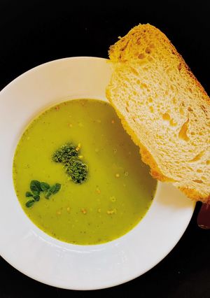 A picture of Broccoli, Peas & Mint Soup.