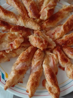 Una foto de Espirales de hojaldre rellenos de pavo y queso