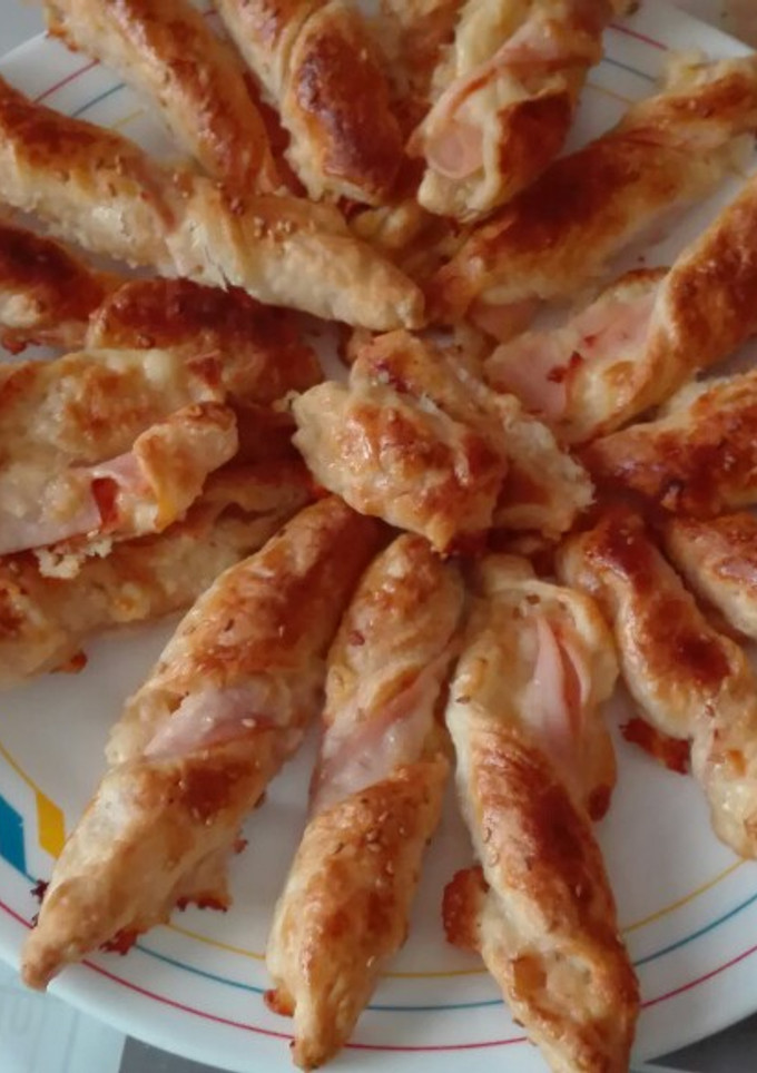 Una foto de Espirales de hojaldre rellenos de pavo y queso
