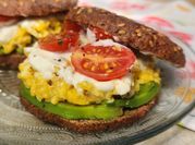 Una foto de desayuno de palta