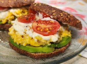 Una foto de 🥯 🥑🍅🥚🧀Bagel con palta, tomate y huevo revuelto con queso brie 🧀🥚🍅🥑🥯