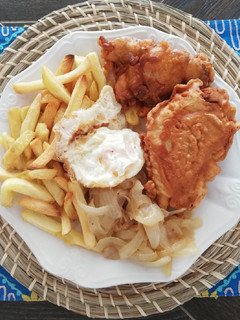 Una foto de Pescado frito a lo pobre