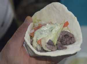 Una foto de Shawarma (sándwich en pan  árabe)