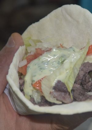 Una foto de Shawarma (sándwich en pan  árabe)