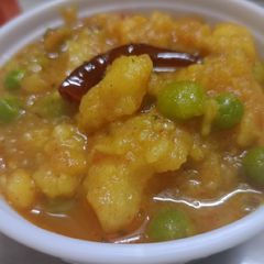 A picture of Aloo Matar Ki Sabji without onion garlic.
