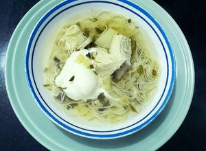 Una foto de Sopa de pollo invernal 🇵🇪