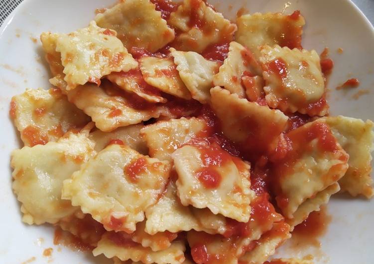 Ravioli di carne al sugo di pomodoro