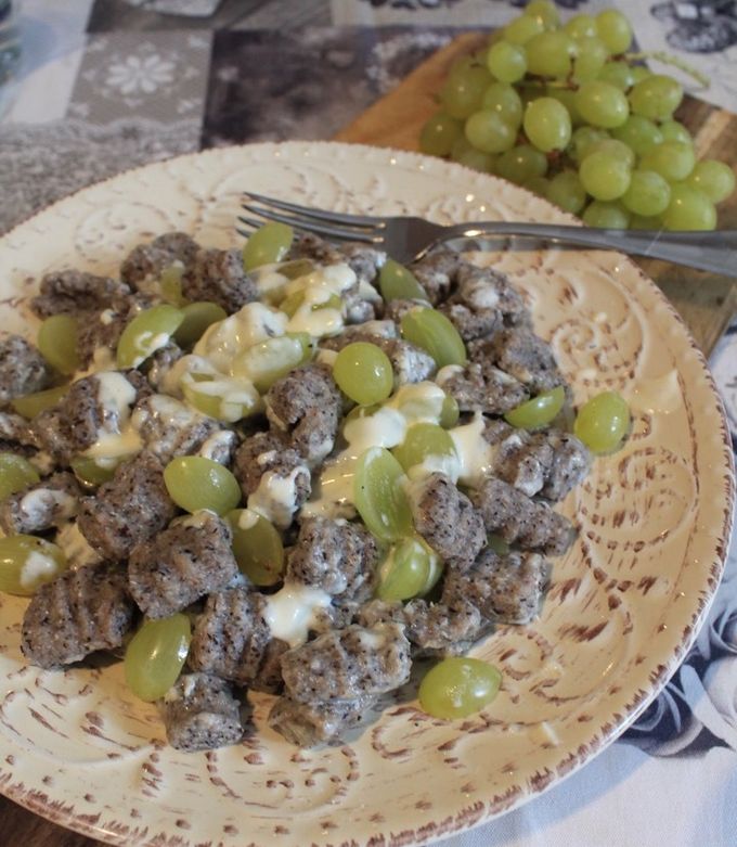Foto di Gnocchetti di grano saraceno, taleggio e uva #ciaksicucina