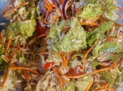 Una foto de ensalada de pollo con tomate y lechuga