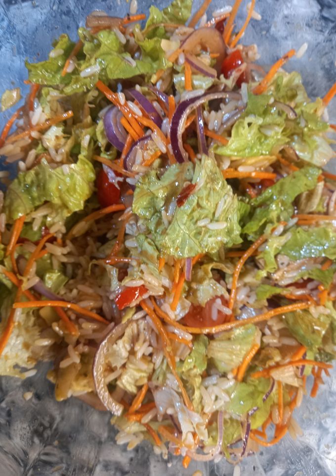 Una foto de Ensalada de Pollo y Arroz con Mix de Verduras