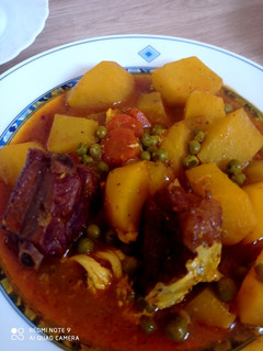 Una foto de Papas guisadas con costillas