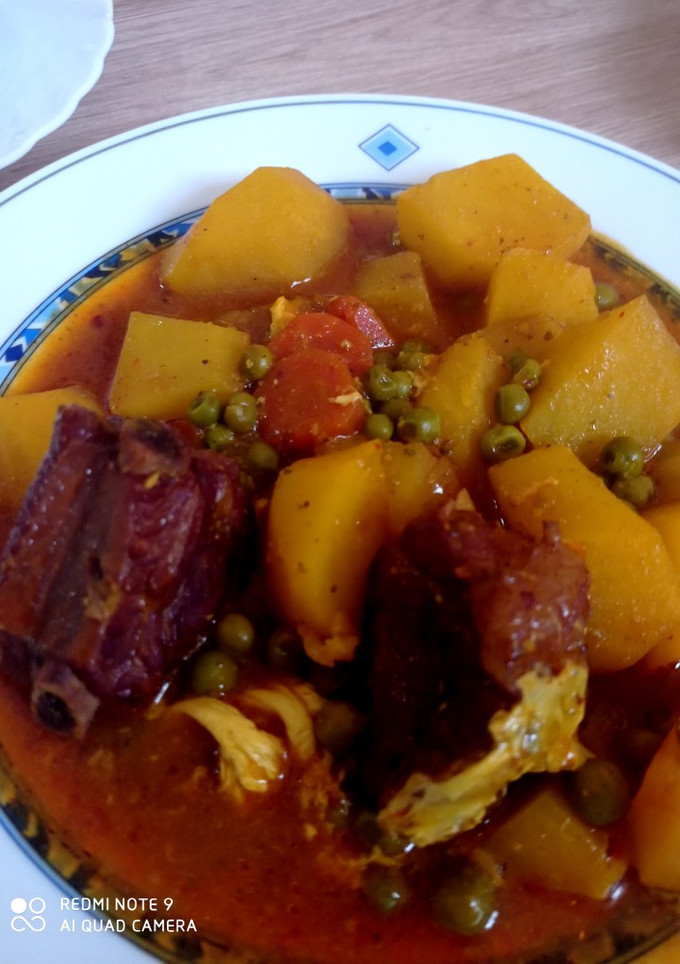 Una foto de Papas guisadas con costillas