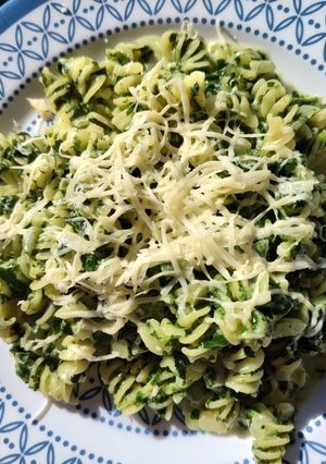 Una foto de Fideos con espinaca y crema 🥬