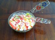 Una foto de ensalada con pomelo