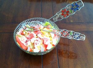 Una foto de Ensalada con surimi y tequila ©