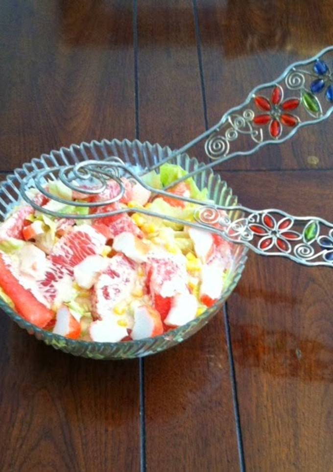 Una foto de Ensalada con surimi y tequila ©