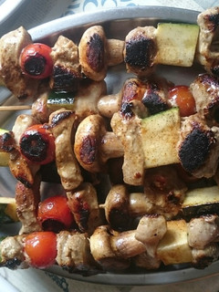 Una foto de Brochetas de lomo con verduras