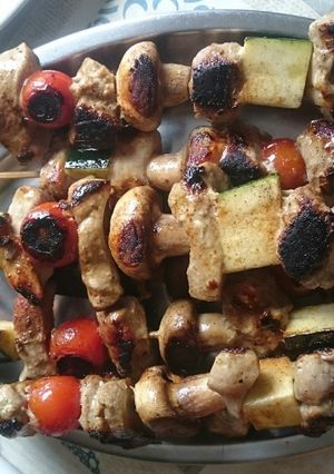 Una foto de Brochetas de lomo con verduras