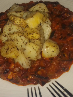 Una foto de Pisto, patatas hechas al microondas y Salmón con limón y eneldo