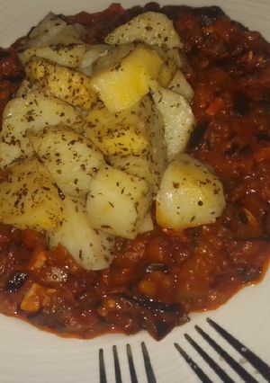 Una foto de Pisto, patatas hechas al microondas y Salmón con limón y eneldo