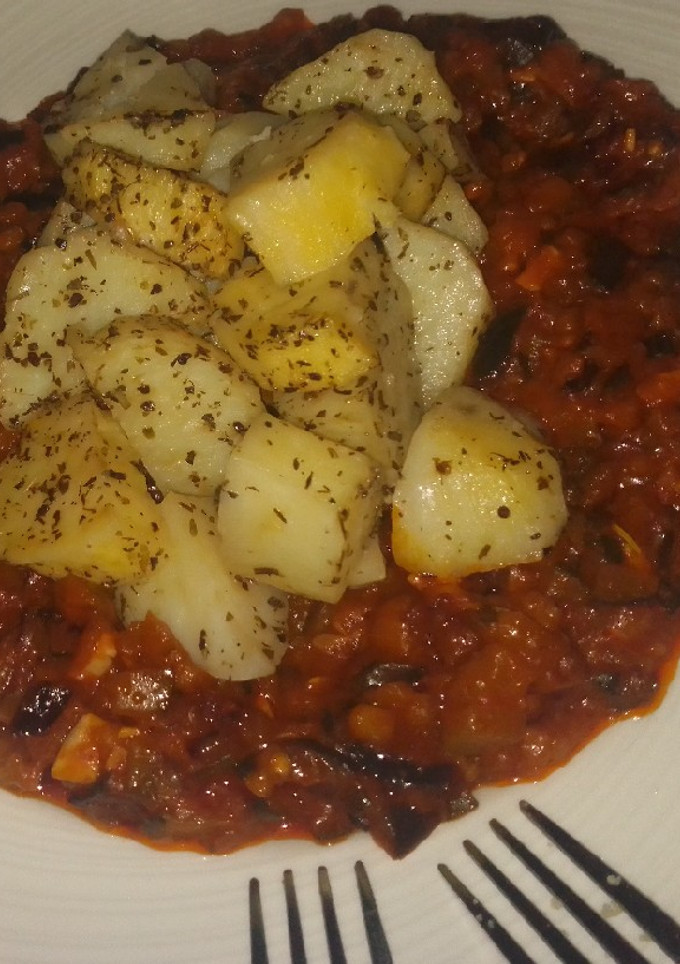 Una foto de Pisto, patatas hechas al microondas y Salmón con limón y eneldo
