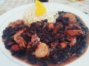 Una foto de chuletas de cerdo en olla a presión
