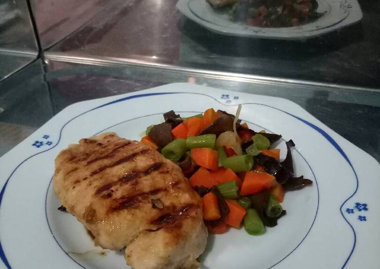 Cara Gampang Menyiapkan Chicken grill with mix vegetable.. 😋, Enak
